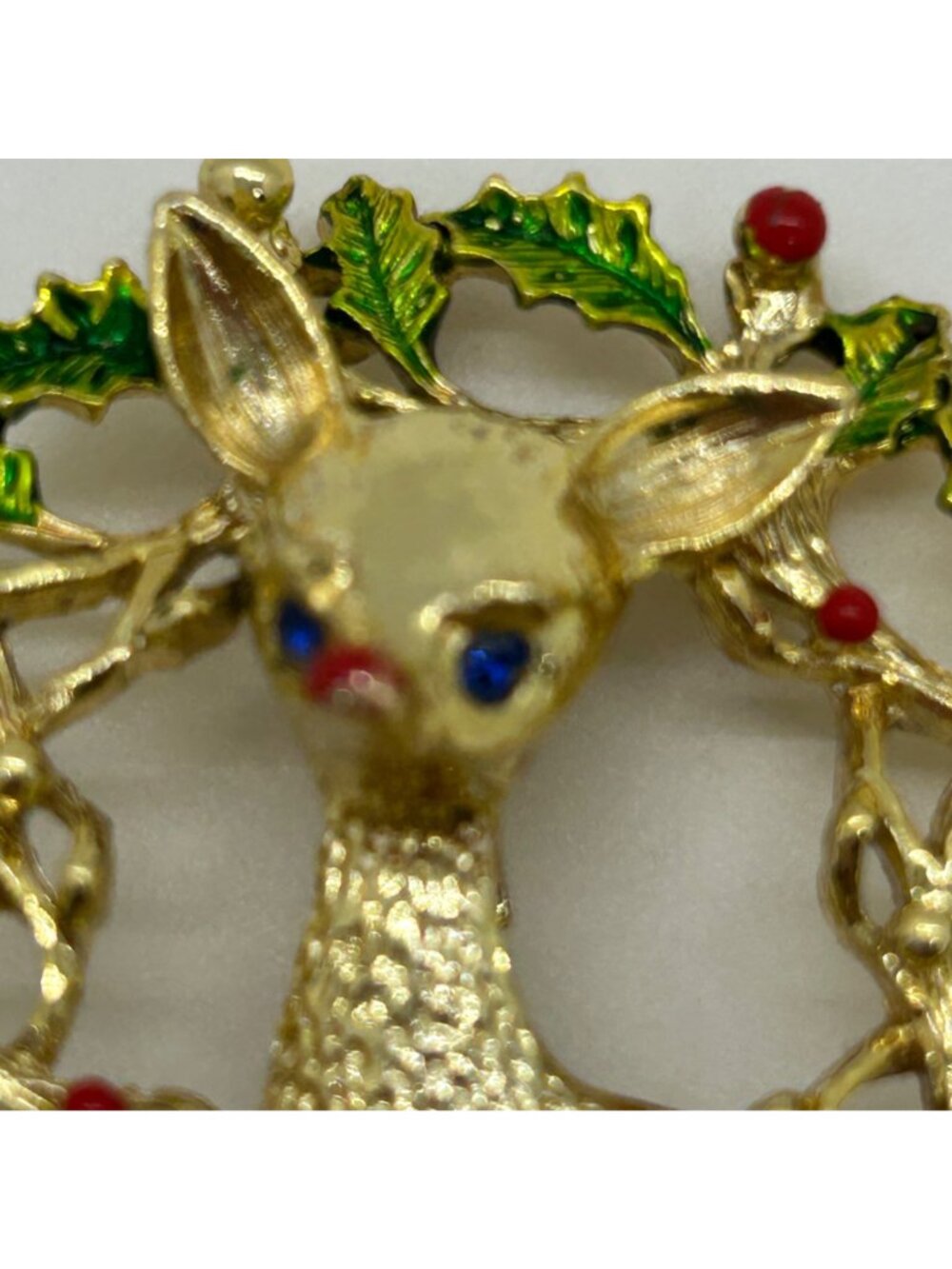 Vintage Christmas Reindeer Wreath Brooch Pin Gold Tone Enamel Rhinestone Holiday - Picture 5 of 12